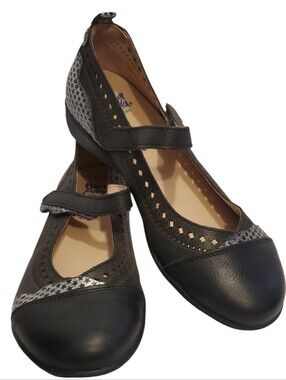 Wanda Panda Black and Silver Mary Janes with Stars Women’s Size 5 NWOT